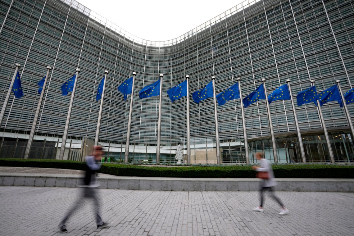 Människor passerar EU:s högkvarter i Bryssel den 18 december 2023. Foto: Virginia Mayo / AP / NTB Människor passerar EU:s högkvarter i Bryssel den 18 december 2023. Foto: Virginia Mayo / AP / NTB