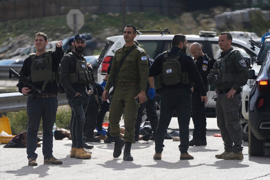Israeliska säkerhetsstyrkor undersöker kroppen av en palestinsk angripare utanför den israeliska bosättningen Maale Adumim på Västbanken den 5 februari 2024.
Foto: Mahmoud Illean / AP / NTB Israeliska säkerhetsstyrkor undersöker kroppen av en palestinsk angripare utanför den israeliska bosättningen Maale Adumim på Västbanken den 5 februari 2024.
Foto: Mahmoud Illean / AP / NTB