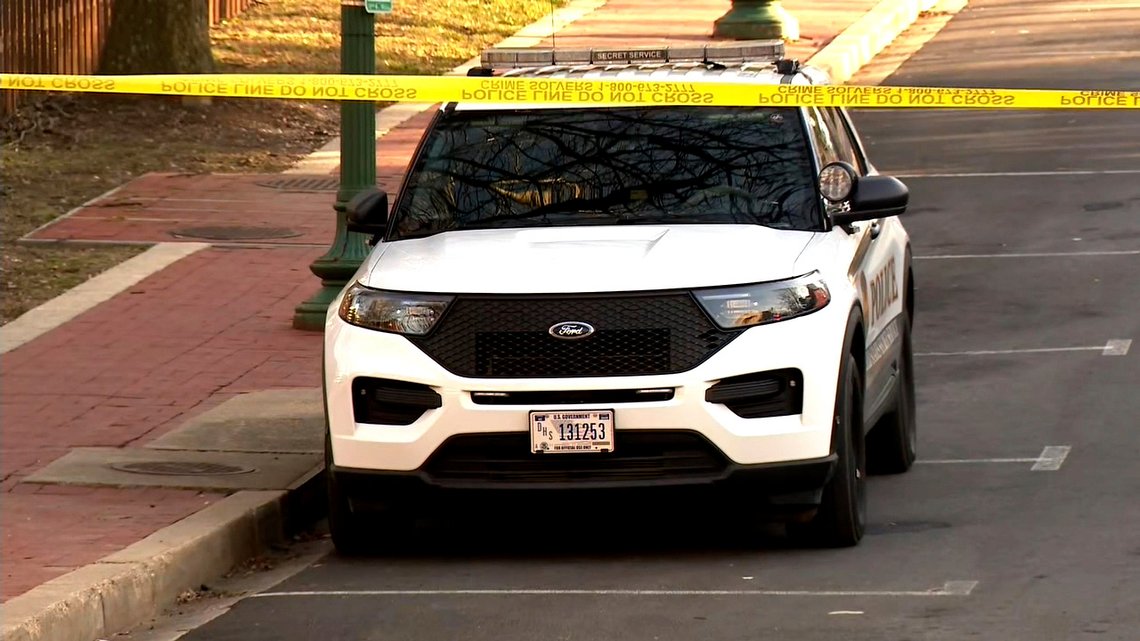 Polisen reagerade när en man satte eld på sig själv utanför den israeliska ambassaden i Washington, D.C. Mannen har nu avlidit av sina skador. Foto: WJLA /AP/ NTB Polisen reagerade när en man satte eld på sig själv utanför den israeliska ambassaden i Washington, D.C. Mannen har nu avlidit av sina skador. Foto: WJLA /AP/ NTB