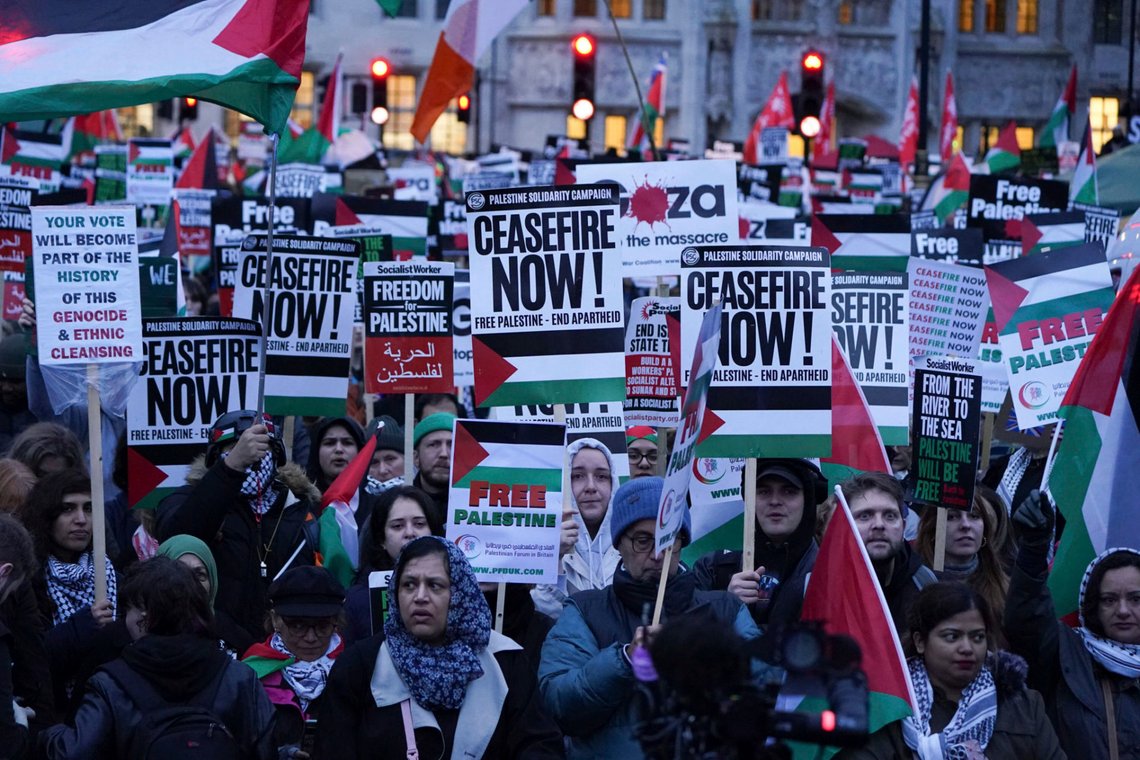 Pro-palestinska demonstranter protesterar mot vapenvilan i Gaza utanför parlamentet i London den 21 februari 2024.
Foto: Lucy North / PA via AP / NTB. Pro-palestinska demonstranter protesterar mot vapenvilan i Gaza utanför parlamentet i London den 21 februari 2024.
Foto: Lucy North / PA via AP / NTB.