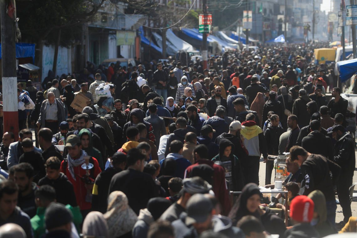 Palestinier trängs på en marknad i Rafah, Gazaremsan, torsdagen februari. 22, 2024. Uppskattningsvis 1,5 miljoner palestinier som fördrivits av kriget tog sin tillflykt till Rafahor, vilket sannolikt är Israels nästa fokus i dess krig mot Hamas. Foto: Mohammed Dahman/AP Photo Palestinier trängs på en marknad i Rafah, Gazaremsan, torsdagen februari. 22, 2024. Uppskattningsvis 1,5 miljoner palestinier som fördrivits av kriget tog sin tillflykt till Rafahor, vilket sannolikt är Israels nästa fokus i dess krig mot Hamas. Foto: Mohammed Dahman/AP Photo