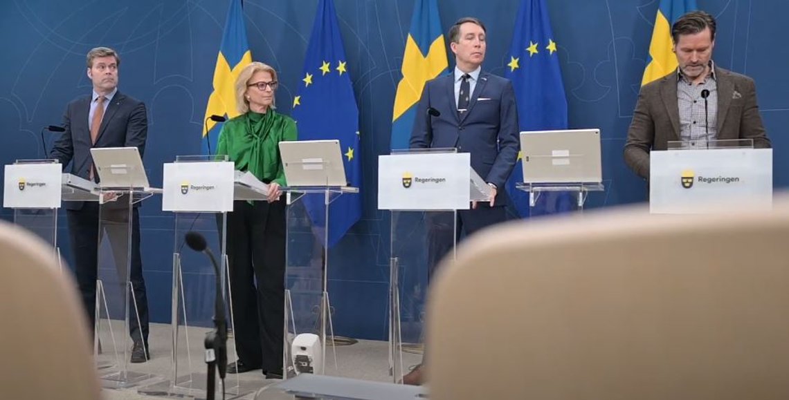 Hans Eklind (KD), ekonomisk-politisk talesperson, Elisabeth Svantesson, (M), finansminister, Richard Jomshof (SD), ordf. justitieutskottet, Martin Melin (L), skattepolitisk talesperson. Foto: Roger Sahlström Hans Eklind (KD), ekonomisk-politisk talesperson, Elisabeth Svantesson, (M), finansminister, Richard Jomshof (SD), ordf. justitieutskottet, Martin Melin (L), skattepolitisk talesperson. Foto: Roger Sahlström
