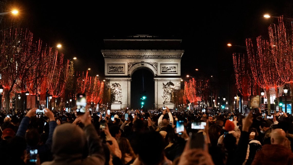 Folk filmar nyårsfirandet på Champs-Élysées i Paris med sina telefoner den 31 december 2021. Foto: Thibault Camus / AP / NTB Folk filmar nyårsfirandet på Champs-Élysées i Paris med sina telefoner den 31 december 2021. Foto: Thibault Camus / AP / NTB