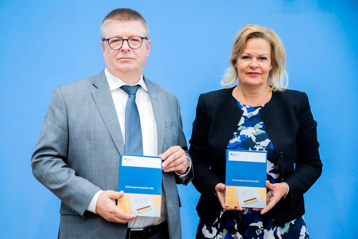 Tysklands inrikesminister Nancy Faeser och Verfassungsschutz-chefen Thomas Haldenwang presenterar en rapport om skydd av den tyska konstitutionen under en presskonferens i Berlin den 20 juni 2023. Foto: Christoph Soeder / DPA via AP / NTB. Tysklands inrikesminister Nancy Faeser och Verfassungsschutz-chefen Thomas Haldenwang presenterar en rapport om skydd av den tyska konstitutionen under en presskonferens i Berlin den 20 juni 2023. Foto: Christoph Soeder / DPA via AP / NTB.