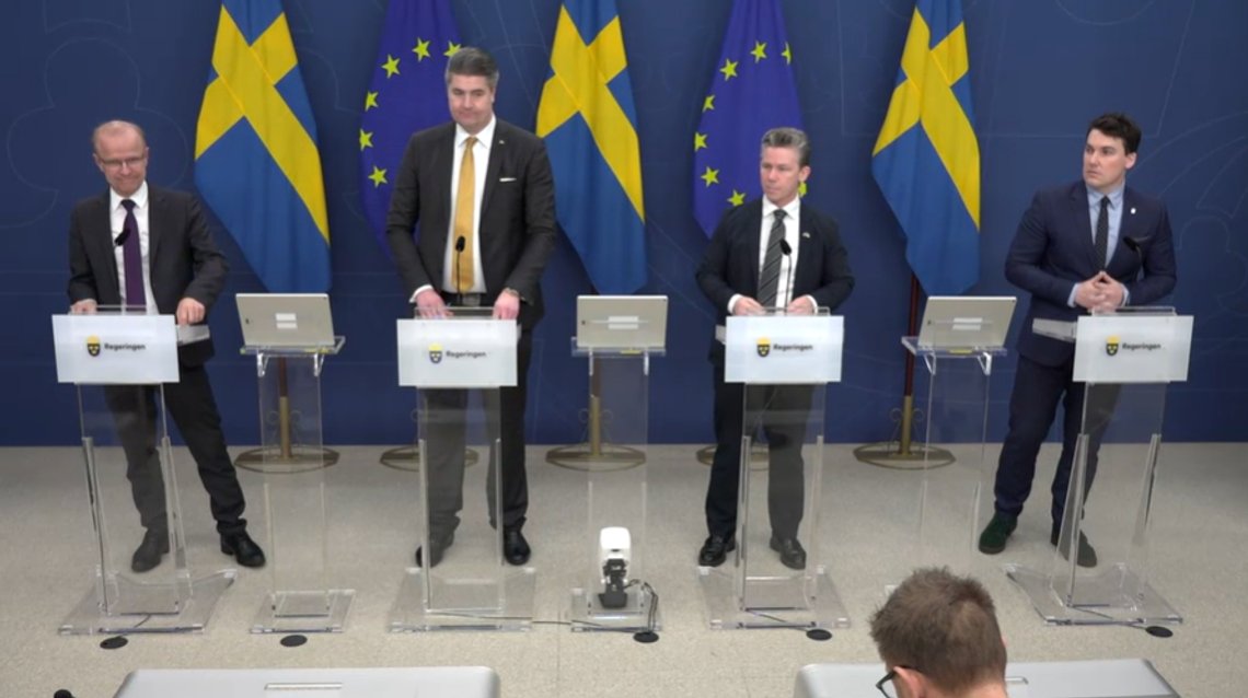 Mikael Oscarsson, försvarspolitisk talesperson (KD), Oscar Sjöstedt, finanspolitisk talesperson (SD), försvarsminister Pål Jonson (M) och Joar Forssell, utrikespolitisk talesperson (L) under tisdagens presskonferens.
Foto: Skärmdump video regeringen.se Mikael Oscarsson, försvarspolitisk talesperson (KD), Oscar Sjöstedt, finanspolitisk talesperson (SD), försvarsminister Pål Jonson (M) och Joar Forssell, utrikespolitisk talesperson (L) under tisdagens presskonferens.
Foto: Skärmdump video regeringen.se