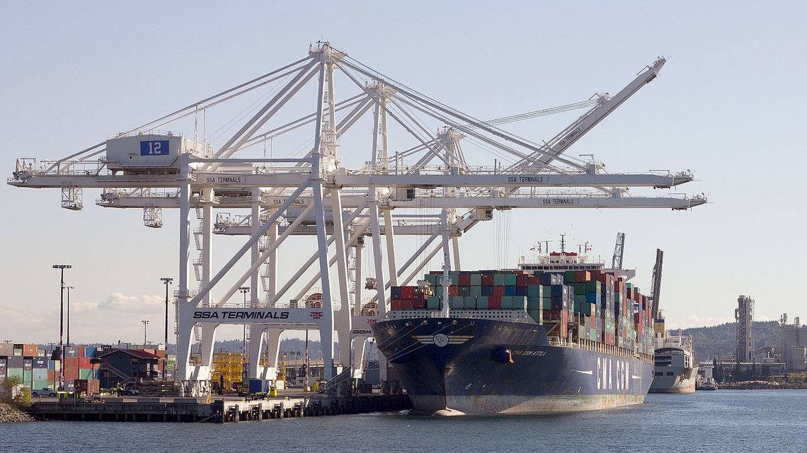 Fartyget CMA CGM Atilla har beslagtagits av Indien. Här är fartyget fångat på foto i Seattle, USA. Foto: David Kryzaniak, Wikimedia Commons CC BY-SA 2.0 DEED Fartyget CMA CGM Atilla har beslagtagits av Indien. Här är fartyget fångat på foto i Seattle, USA. Foto: David Kryzaniak, Wikimedia Commons CC BY-SA 2.0 DEED