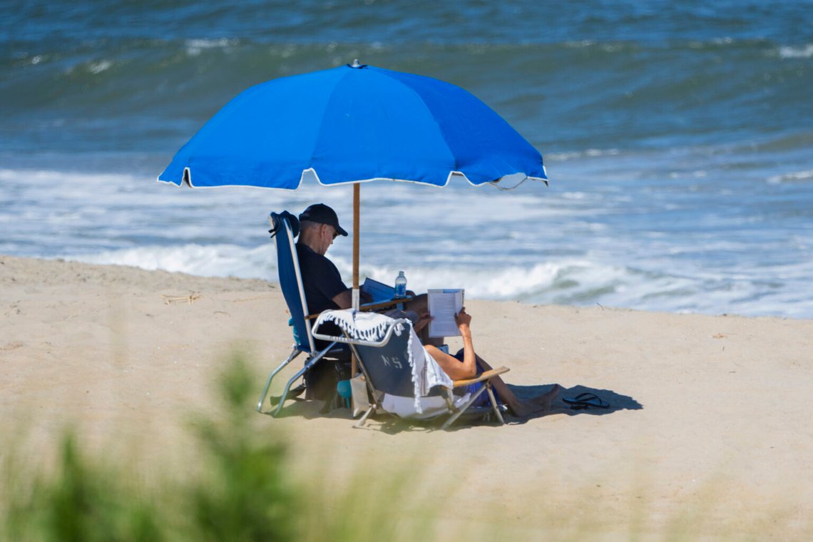 President Joe Biden och första damen Jill Biden sitter under ett paraply på Rehoboth Beach, söndagen den 30 juli 2023. Foto: Manuel Balce Ceneta / AP Photo President Joe Biden och första damen Jill Biden sitter under ett paraply på Rehoboth Beach, söndagen den 30 juli 2023. Foto: Manuel Balce Ceneta / AP Photo