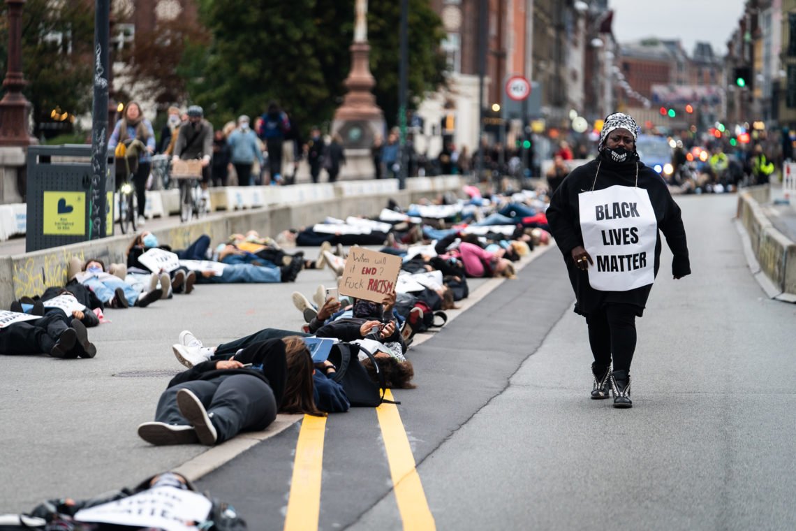 Nørrebro i Köpenhamn tisdagen den 6 oktober 2020. Demonstranter från rörelsen Black Lives Matter (BLM) ligger på marken för att symbolisera att Breonna Taylor låg och sov när hon väcktes och dödades av åtta skott i mars i år i USA. Foto: Emil Helms / Ritzau Scanpix Nørrebro i Köpenhamn tisdagen den 6 oktober 2020. Demonstranter från rörelsen Black Lives Matter (BLM) ligger på marken för att symbolisera att Breonna Taylor låg och sov när hon väcktes och dödades av åtta skott i mars i år i USA. Foto: Emil Helms / Ritzau Scanpix