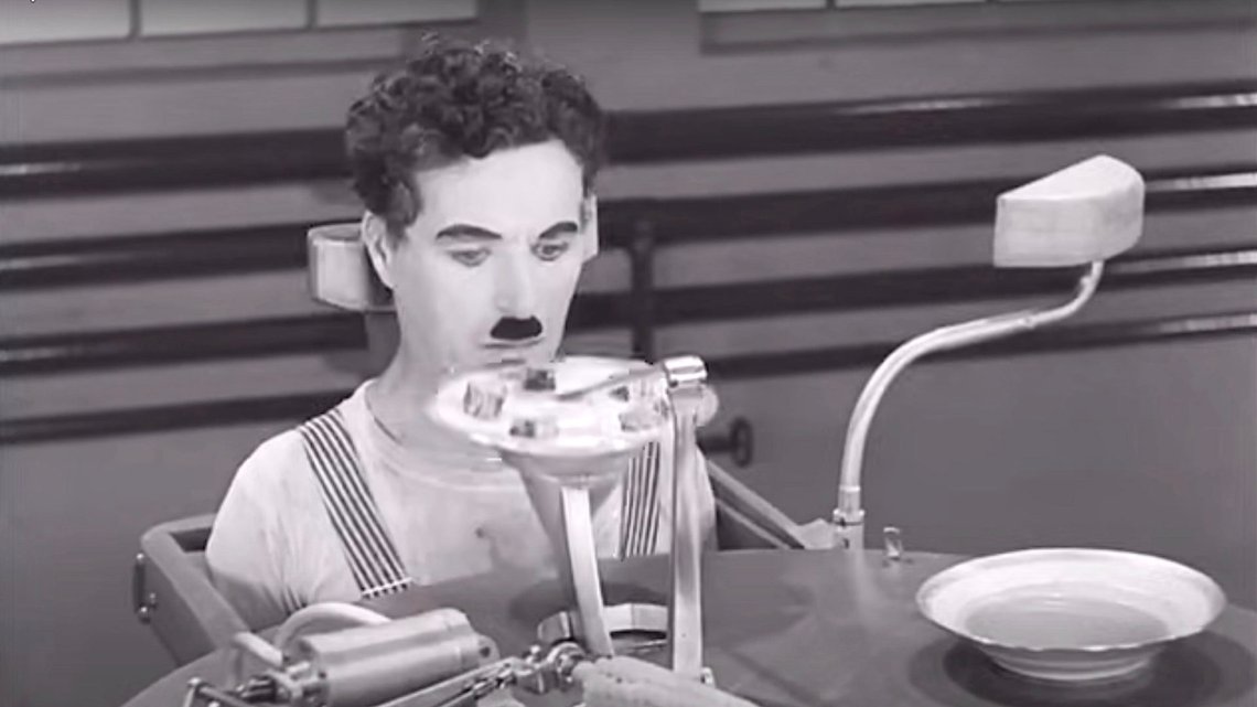 Charlie Chaplin i en scen ur filmen "Modern Times" från 1936. Foto: Skärmdump, video YouTube. Charlie Chaplin i en scen ur filmen "Modern Times" från 1936. Foto: Skärmdump, video YouTube.