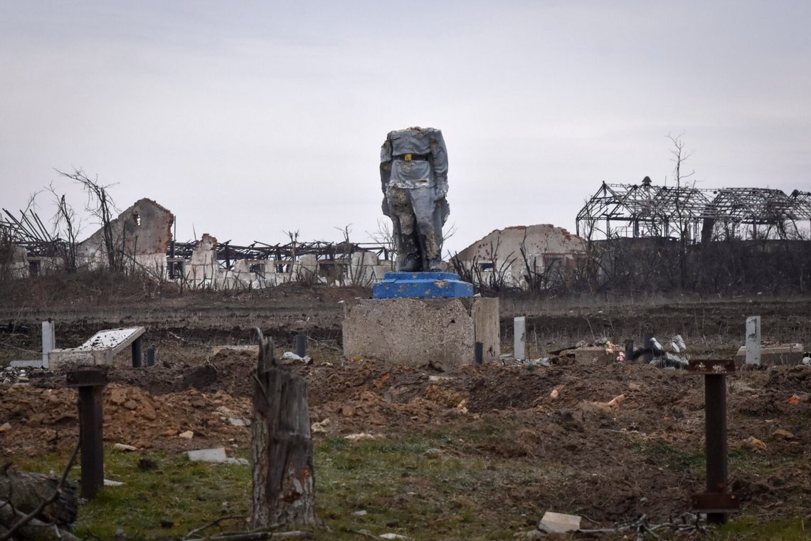 Ett förstört monument över den okände soldaten från andra världskriget står huvudlöst på det centrala torget i byn Robotyne, efter hård strid med ryska trupper i Zaporizhzhia-regionen, Ukraina, fredagen den 1 mars 2024. Foto: AP Photo/Andriy Andriyenko Ett förstört monument över den okände soldaten från andra världskriget står huvudlöst på det centrala torget i byn Robotyne, efter hård strid med ryska trupper i Zaporizhzhia-regionen, Ukraina, fredagen den 1 mars 2024. Foto: AP Photo/Andriy Andriyenko
