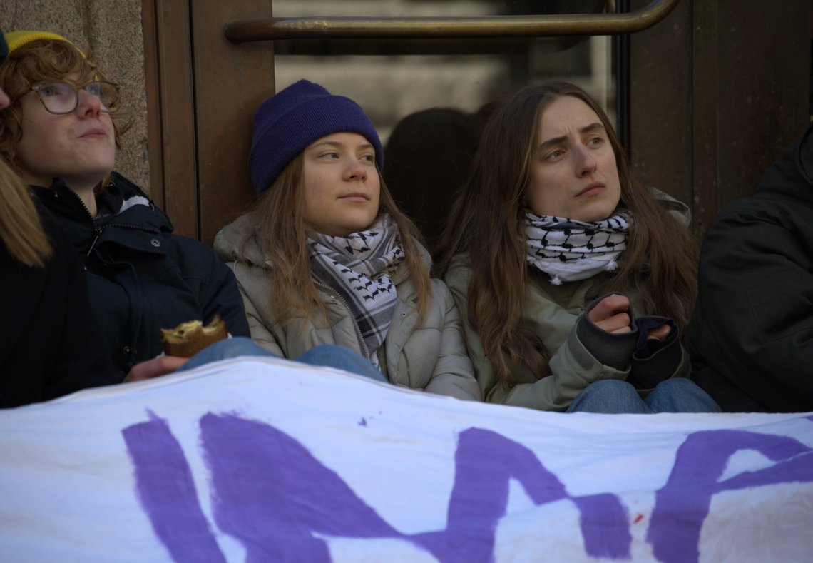 Greta Thunberg blockerar ingången till riksdagen.
Foto: Roger Sahlström Greta Thunberg blockerar ingången till riksdagen.
Foto: Roger Sahlström