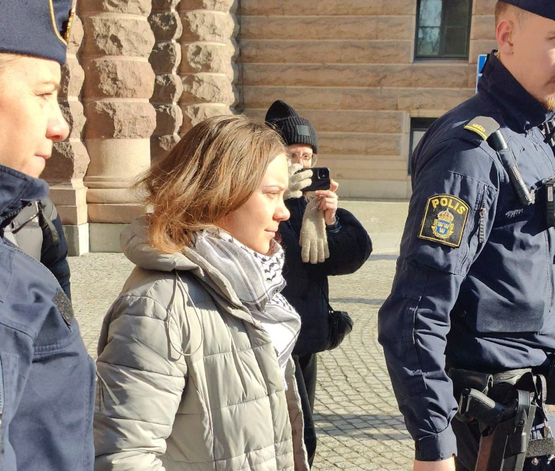 Greta Thunberg förs bort av polis.
Foto: Roger Sahlström Greta Thunberg förs bort av polis.
Foto: Roger Sahlström