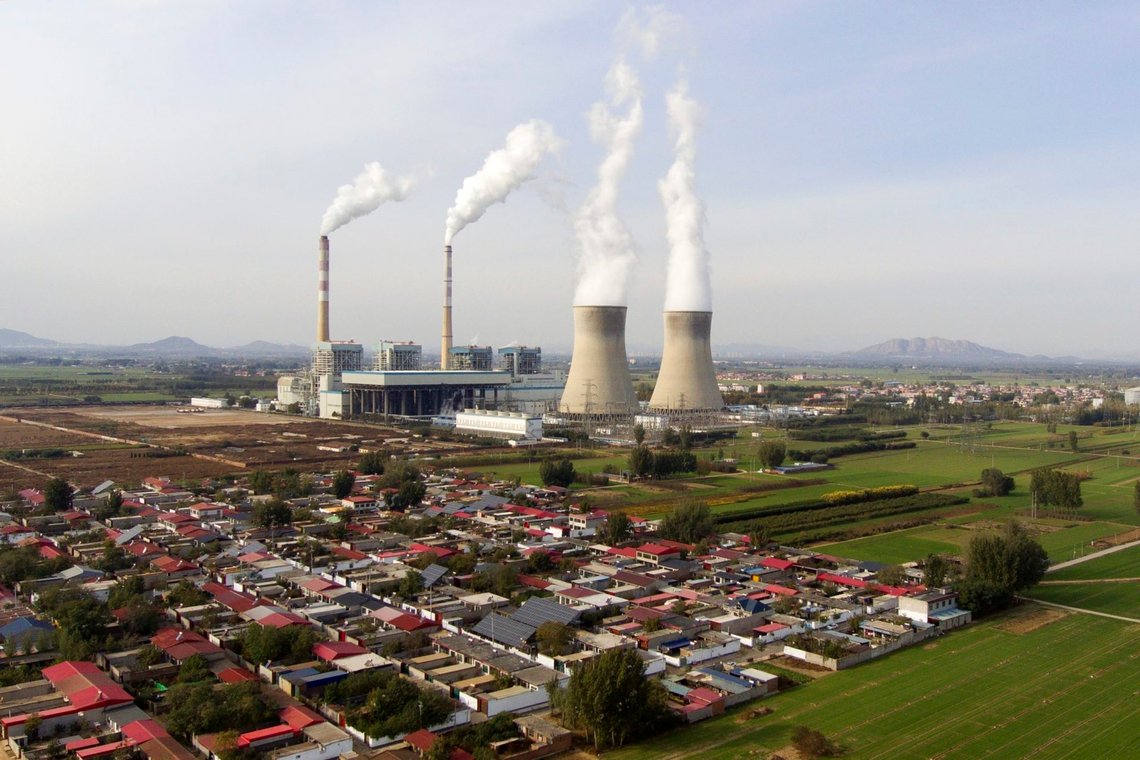 En vy av ett koleldat kraftverk i Dingzhou i Kinas Hebei-provins den 10 november 2023. Foto: Ng Han Guan/AP/NTB En vy av ett koleldat kraftverk i Dingzhou i Kinas Hebei-provins den 10 november 2023. Foto: Ng Han Guan/AP/NTB