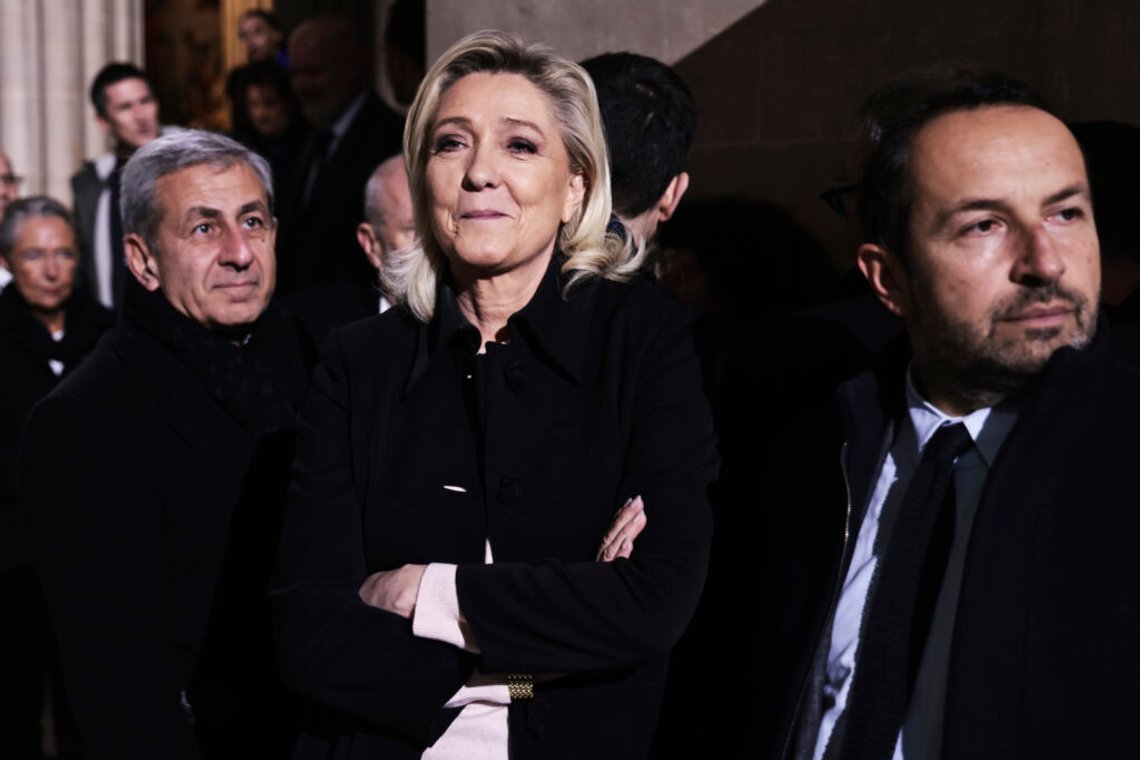 partiledare Marine Le Pen deltar i introduktionsceremonin för Missak Manouchian i Pantheon-monumentet den 21 februari 2024 i Paris. Manouchian var en poet som tog sin tillflykt till Frankrike efter att ha överlevt det armeniska folkmordet. Han avrättades 1944 för att ha lett motståndet mot den nazistiska ockupationen. Foto: Christophe Petit Tesson / Pool via AP partiledare Marine Le Pen deltar i introduktionsceremonin för Missak Manouchian i Pantheon-monumentet den 21 februari 2024 i Paris. Manouchian var en poet som tog sin tillflykt till Frankrike efter att ha överlevt det armeniska folkmordet. Han avrättades 1944 för att ha lett motståndet mot den nazistiska ockupationen. Foto: Christophe Petit Tesson / Pool via AP