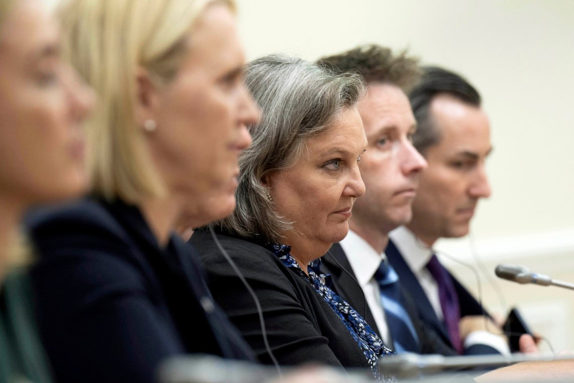 Victoria Nuland, i mitten, under ett möte mellan USA:s utrikesminister Antony Blinken och Ukrainas premiärminister Denys Shmyhal. Kiev, Ukraina, onsdagen sept. 6, 2023. Foto: Brendan Smialowski/Pool Foto via AP Victoria Nuland, i mitten, under ett möte mellan USA:s utrikesminister Antony Blinken och Ukrainas premiärminister Denys Shmyhal. Kiev, Ukraina, onsdagen sept. 6, 2023. Foto: Brendan Smialowski/Pool Foto via AP