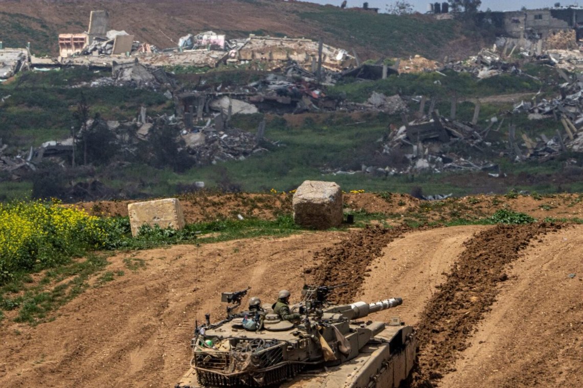 Israelisk stridsvagn i en krigszon i Gaza, mars 2024. Foto: Ariel Schalit / AP Photo Israelisk stridsvagn i en krigszon i Gaza, mars 2024. Foto: Ariel Schalit / AP Photo