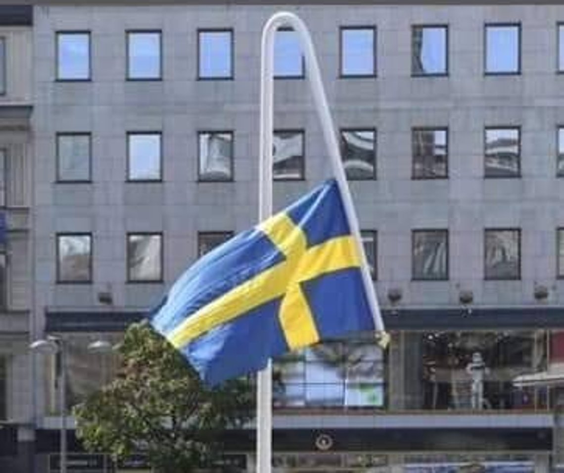 Mattias Norströms konstverk "Du gamla, Du fria" placerades på Sergels torg i Stockholm år 2017. Foto: Skärmdump video Expressen Mattias Norströms konstverk "Du gamla, Du fria" placerades på Sergels torg i Stockholm år 2017. Foto: Skärmdump video Expressen