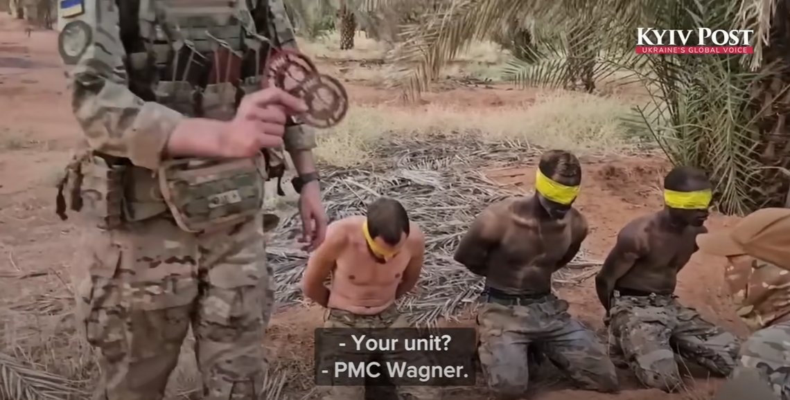 Ukrainska specialtrupper förhör en krigsfånge ur Wagnergruppen.
Foto: Skärmdump video Kyiv Post/Youtube Ukrainska specialtrupper förhör en krigsfånge ur Wagnergruppen.
Foto: Skärmdump video Kyiv Post/Youtube
