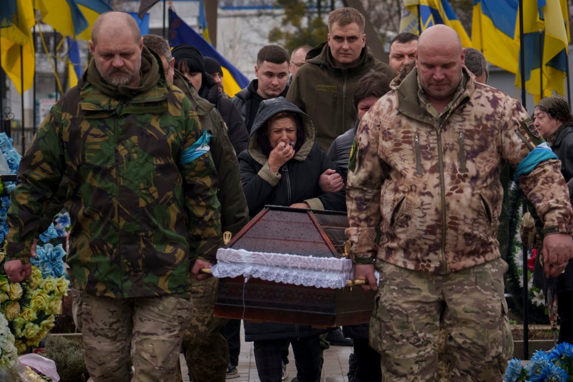 Soldater den ukrainska kaptenen Serhii Vatskos kista, som följs av hans mamma Oksana Vatsko i Boiarka, Ukraina, fredagen den 29 mars 2024. Vatsko, som dödades vid frontlinjen i östra Ukraina den 24 mars anslöt sig till landets militär 2014. Foto: Vadim Ghirda / AP Photo Soldater den ukrainska kaptenen Serhii Vatskos kista, som följs av hans mamma Oksana Vatsko i Boiarka, Ukraina, fredagen den 29 mars 2024. Vatsko, som dödades vid frontlinjen i östra Ukraina den 24 mars anslöt sig till landets militär 2014. Foto: Vadim Ghirda / AP Photo