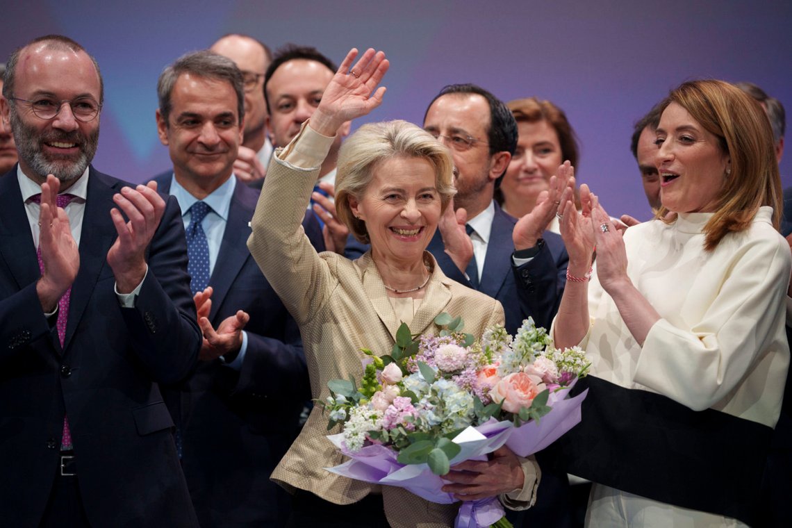 Medlemmar av EPP-gruppen gratulerar Ursula von der Leyen till hennes nominering för valet av EU-kommissionens ordförande i Bukarest den 7 mars 2024. Foto: Andreea Alexandru / AP / NTB. Medlemmar av EPP-gruppen gratulerar Ursula von der Leyen till hennes nominering för valet av EU-kommissionens ordförande i Bukarest den 7 mars 2024. Foto: Andreea Alexandru / AP / NTB.