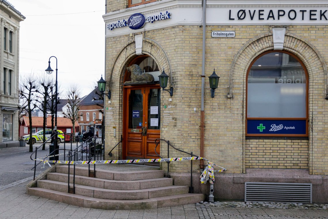 Arendal 20240403. Politiet har startet drapsetterforskning etter at en kvinne ble funnet død utenfor Boots apotek i Arendal sentrum tirsdag morgen. Foto: Tor Erik Schrøder / NTB Arendal 20240403. Politiet har startet drapsetterforskning etter at en kvinne ble funnet død utenfor Boots apotek i Arendal sentrum tirsdag morgen. Foto: Tor Erik Schrøder / NTB