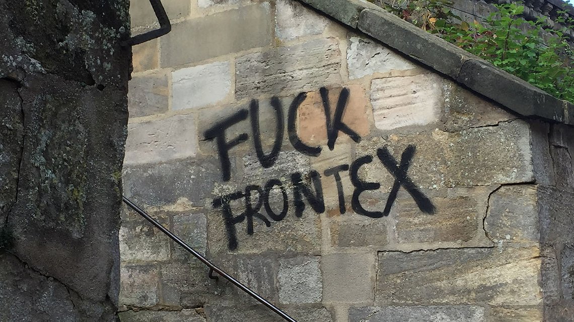 F**k Frontex står det på en vägg i den tyska staden Bamberg. Vi kan vara ganska överens, men förmodligen på olika villkor. Foto: Alexander Hauk / Wikimedia Commons F**k Frontex står det på en vägg i den tyska staden Bamberg. Vi kan vara ganska överens, men förmodligen på olika villkor. Foto: Alexander Hauk / Wikimedia Commons