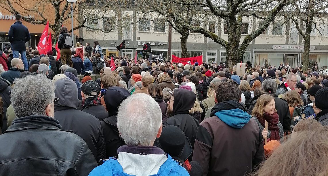 Röda och svarta flaggor under lördagens manifestation i Gubbängen. Foto: Skärmdump Facebook Röda och svarta flaggor under lördagens manifestation i Gubbängen. Foto: Skärmdump Facebook