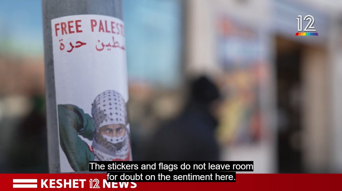 Sticker på en lyktstolpe vid Möllevångstorget i Malmö. Foto: Skärmdump video Keshet 12 News Sticker på en lyktstolpe vid Möllevångstorget i Malmö. Foto: Skärmdump video Keshet 12 News