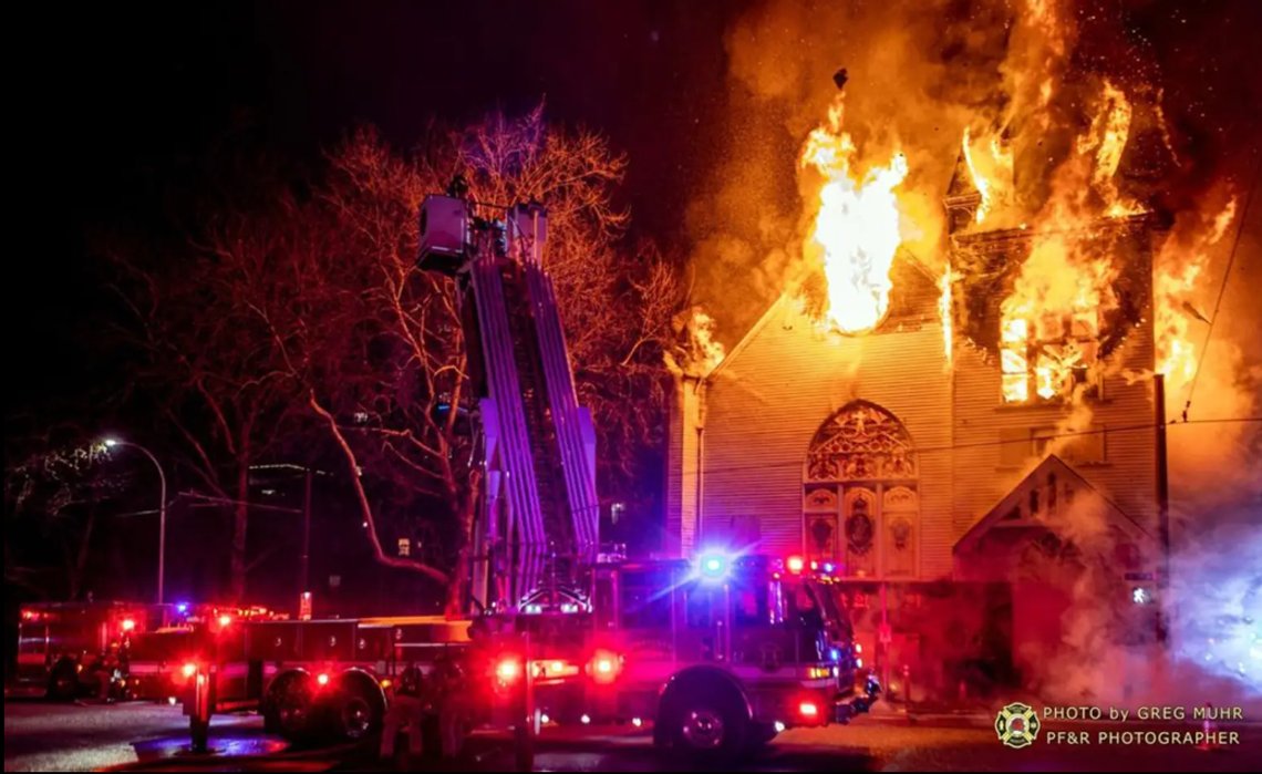 I januar 2023 satte Cameron Storer som påberoper seg å være Nicolette, fyr på den 117 år gamle Portland Korean Church. Foto: Dennis Weis/Portland Fire & Rescue I januar 2023 satte Cameron Storer som påberoper seg å være Nicolette, fyr på den 117 år gamle Portland Korean Church. Foto: Dennis Weis/Portland Fire & Rescue