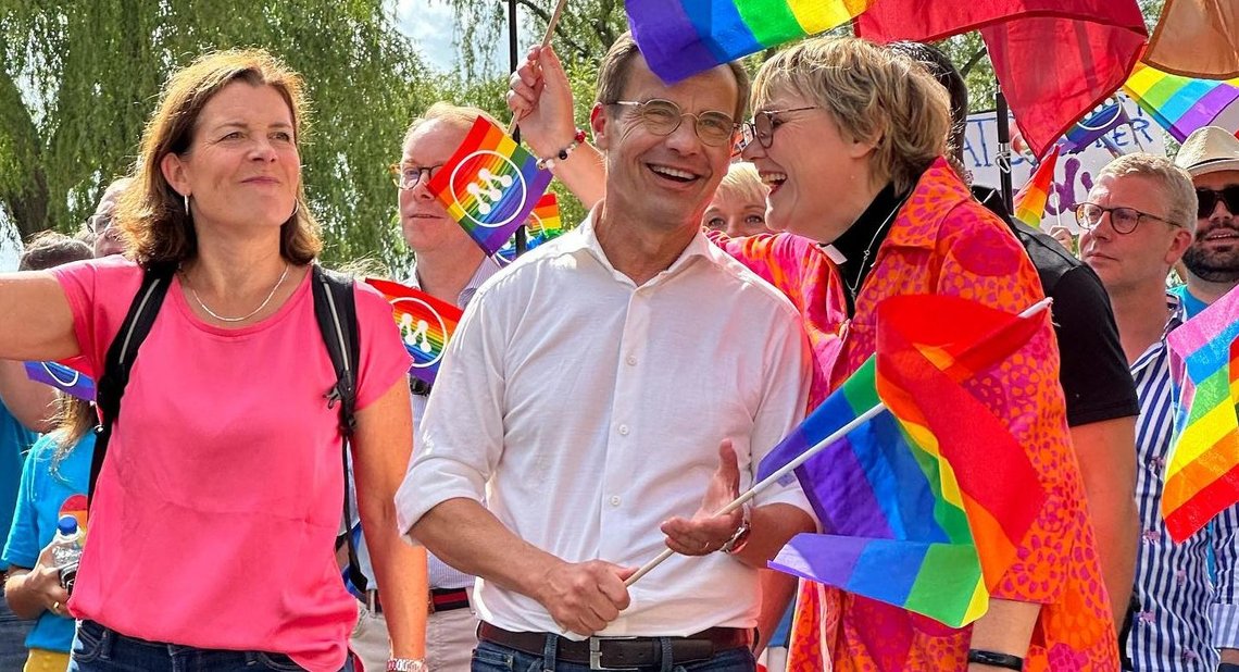 Ulf Kristersson med fru under Pride-paraden i Stockholm 2023. Foto: Skärmdump Facebook Ulf Kristersson med fru under Pride-paraden i Stockholm 2023. Foto: Skärmdump Facebook