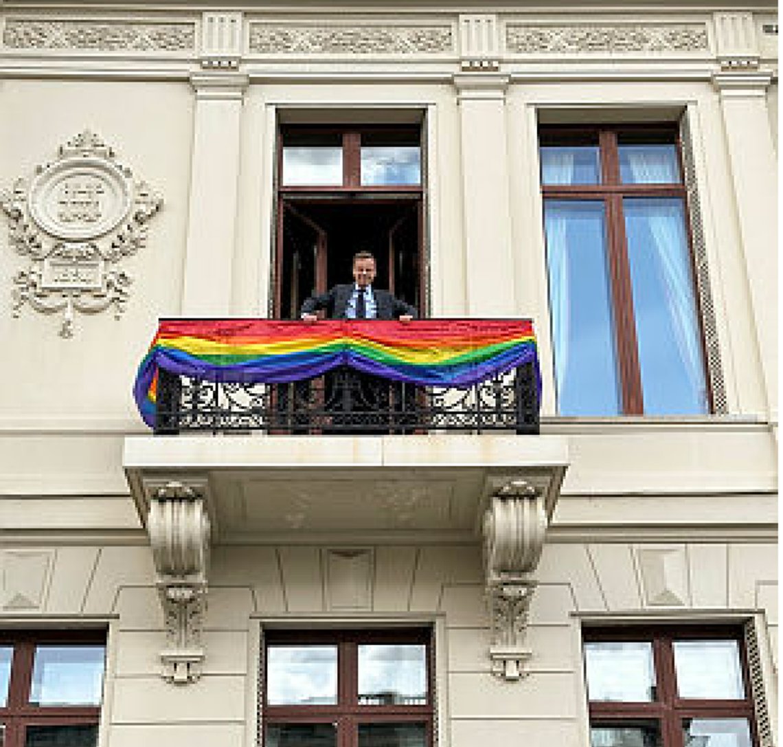 Kristersson flaggade för HBTQI+ under Pride-veckan 2023. Foto: Hanna Strömberg / Regeringskansliet pressbild Kristersson flaggade för HBTQI+ under Pride-veckan 2023. Foto: Hanna Strömberg / Regeringskansliet pressbild