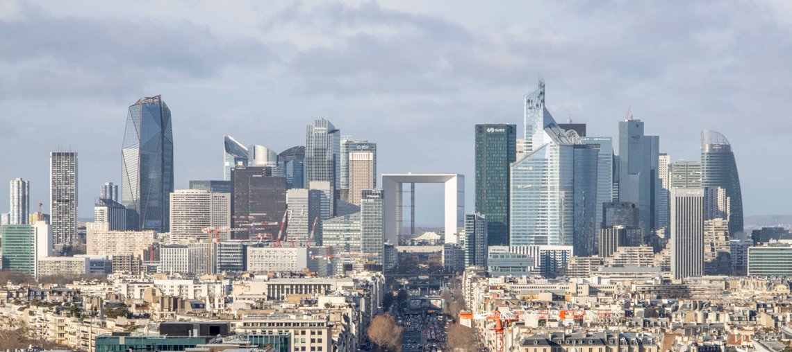 La Défense sett från Triumfbågen i Paris. Foto: Wikimedia Commons. La Défense sett från Triumfbågen i Paris. Foto: Wikimedia Commons.