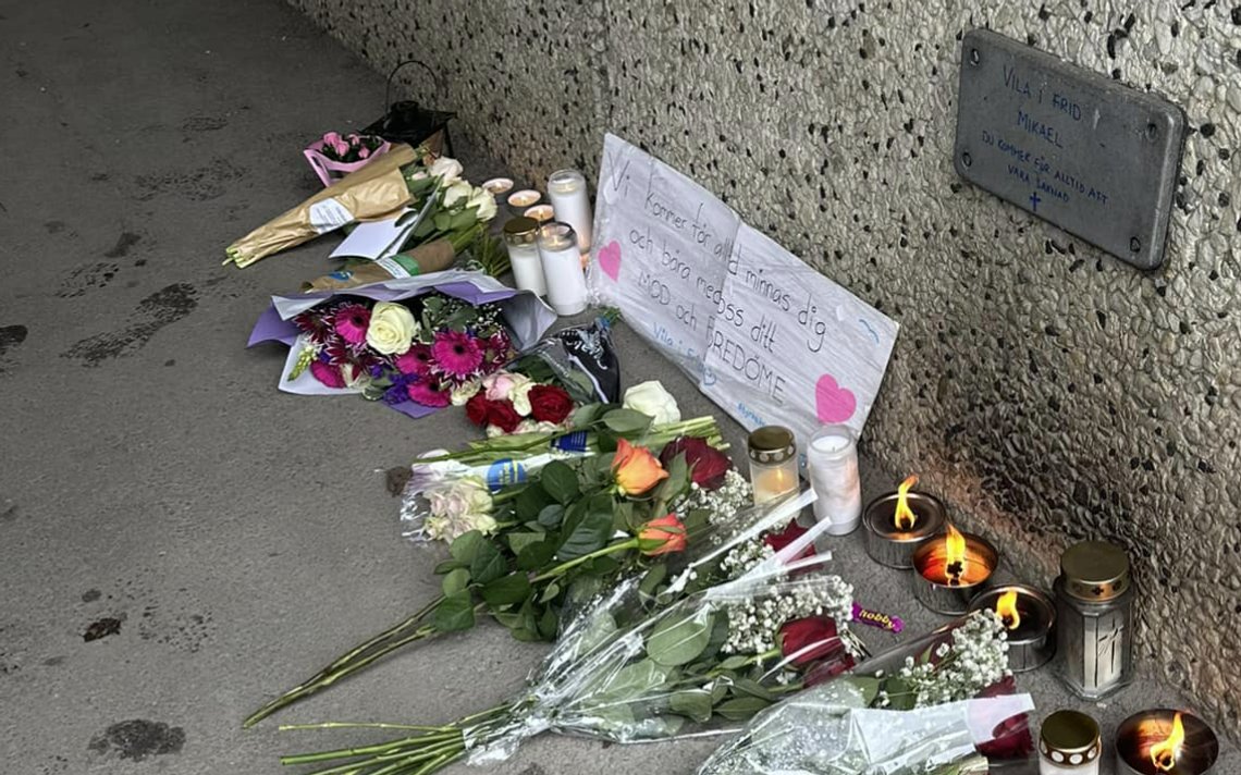 Blommor och ljus i gångtunneln där 39-årige Mikael sköts till döds framför sin son. Någon har skrivit hälsningen: "Vi kommer för alltid minnas dig och bära med oss ditt mod och föredöme". Foto: Skärmdump Facebook Blommor och ljus i gångtunneln där 39-årige Mikael sköts till döds framför sin son. Någon har skrivit hälsningen: "Vi kommer för alltid minnas dig och bära med oss ditt mod och föredöme". Foto: Skärmdump Facebook