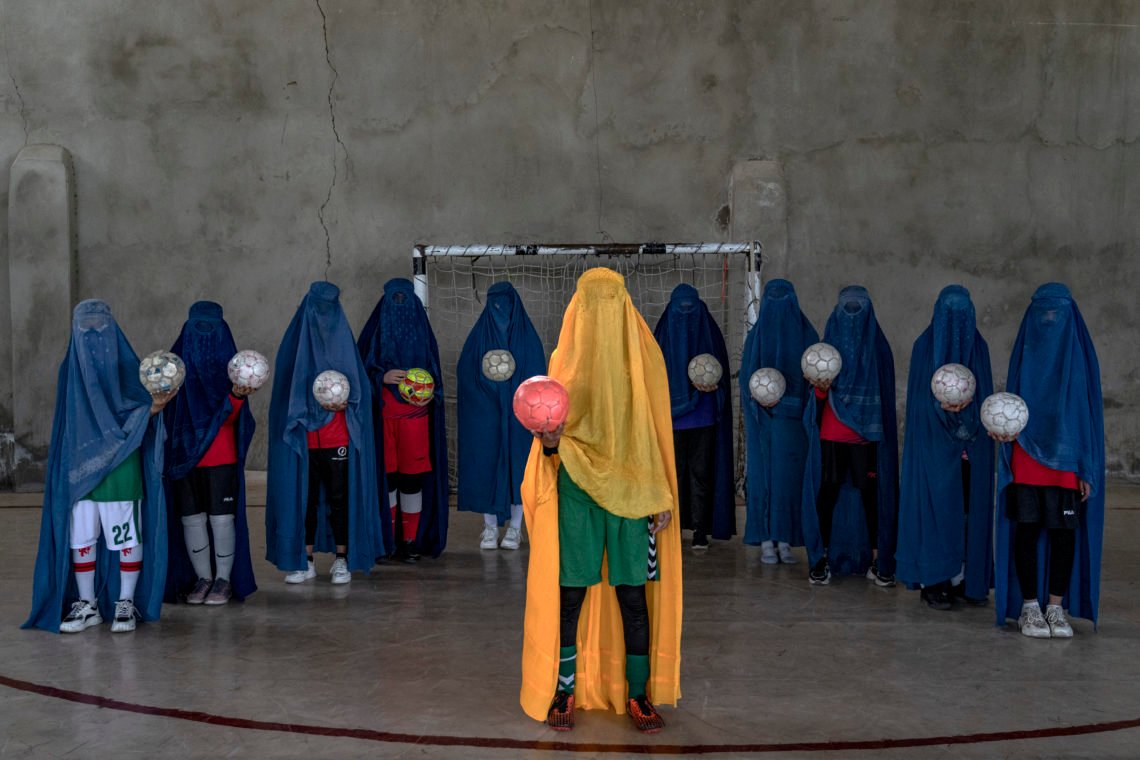 Ett afghanskt damfotbollslag poserar för ett foto i Kabul, Afghanistan, torsdagen sept. 22, 2022. Sedan talibanerna tog makten 2021 har de raderat grundläggande rättigheter och friheter, med kvinnor och flickor djupt påverkade. De är utestängda från de flesta offentliga utrymmen och det dagliga livet, och restriktionerna har utlöst globalt fördömande. Foto: Ebrahim Noroozi / AP Photo Ett afghanskt damfotbollslag poserar för ett foto i Kabul, Afghanistan, torsdagen sept. 22, 2022. Sedan talibanerna tog makten 2021 har de raderat grundläggande rättigheter och friheter, med kvinnor och flickor djupt påverkade. De är utestängda från de flesta offentliga utrymmen och det dagliga livet, och restriktionerna har utlöst globalt fördömande. Foto: Ebrahim Noroozi / AP Photo