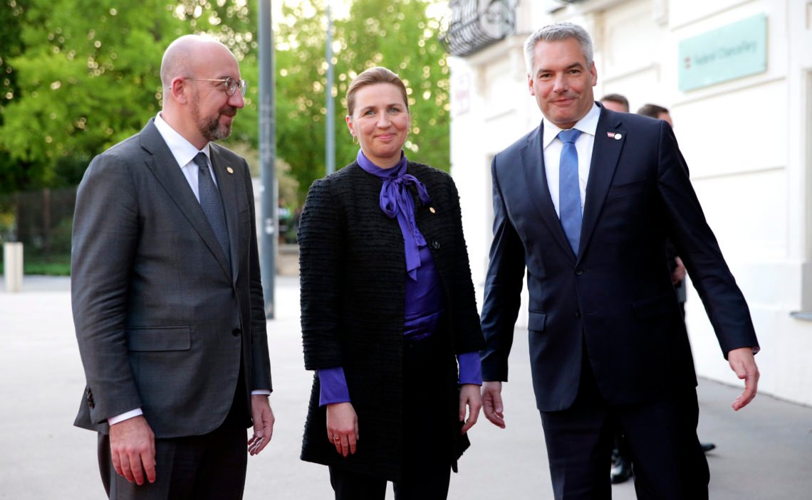Österrikes förbundskansler Karl Nehammer, till höger, och Europeiska rådets ordförande Charles Michel välkomnar Danmarks premiärminister Mette Frederiksen i Wien Österrike, under ett möte om "EU:s strategiska agenda" fredagen den 12 april 2024. Foto: Heinz-Peter Bader / AP Photo Österrikes förbundskansler Karl Nehammer, till höger, och Europeiska rådets ordförande Charles Michel välkomnar Danmarks premiärminister Mette Frederiksen i Wien Österrike, under ett möte om "EU:s strategiska agenda" fredagen den 12 april 2024. Foto: Heinz-Peter Bader / AP Photo