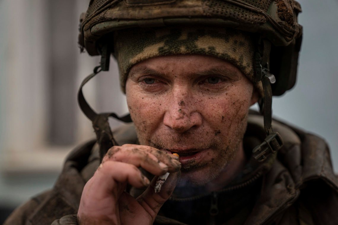 En ukrainsk militär som nyligen återvänt från skyttegravarna i Bakhmut röker en cigarett i Chasiv Yar, Ukraina, onsdagen den 8 mars 2023. Foto: Evgeniy Maloletka / AP Photo En ukrainsk militär som nyligen återvänt från skyttegravarna i Bakhmut röker en cigarett i Chasiv Yar, Ukraina, onsdagen den 8 mars 2023. Foto: Evgeniy Maloletka / AP Photo