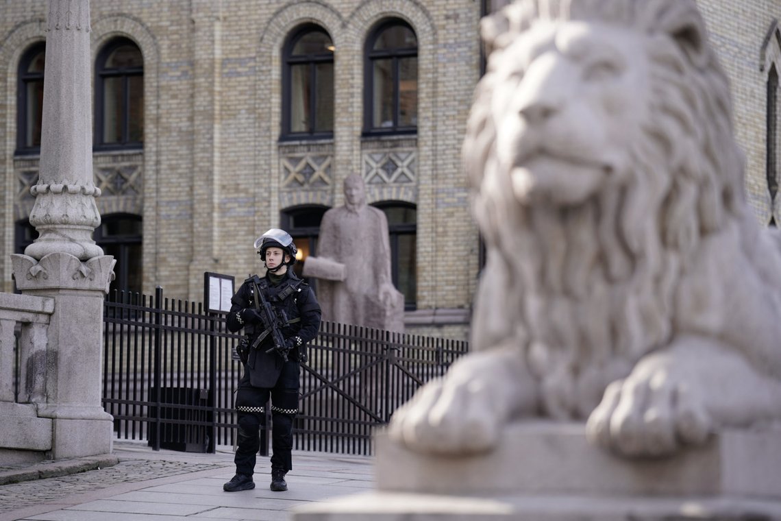 Oslo 20240403.
Væpnet politi utenfor Stortinget der alle innganger er stengt på grunn av en uavklart sikkerhetssituasjon, opplyser Stortingets administrasjon til alle på Stortinget.
Foto: Stian Lysberg Solum / NTB Oslo 20240403.
Væpnet politi utenfor Stortinget der alle innganger er stengt på grunn av en uavklart sikkerhetssituasjon, opplyser Stortingets administrasjon til alle på Stortinget.
Foto: Stian Lysberg Solum / NTB