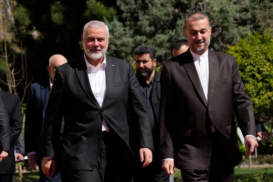 Hamas-chefen Ismail Haniyeh, till vänster, välkomnas av Irans utrikesminister Hossein Amirabdollahian för deras möte i Teheran, Iran, tisdagen den 26 mars 2024. Foto: Vahid Salemi / AP Photo Hamas-chefen Ismail Haniyeh, till vänster, välkomnas av Irans utrikesminister Hossein Amirabdollahian för deras möte i Teheran, Iran, tisdagen den 26 mars 2024. Foto: Vahid Salemi / AP Photo