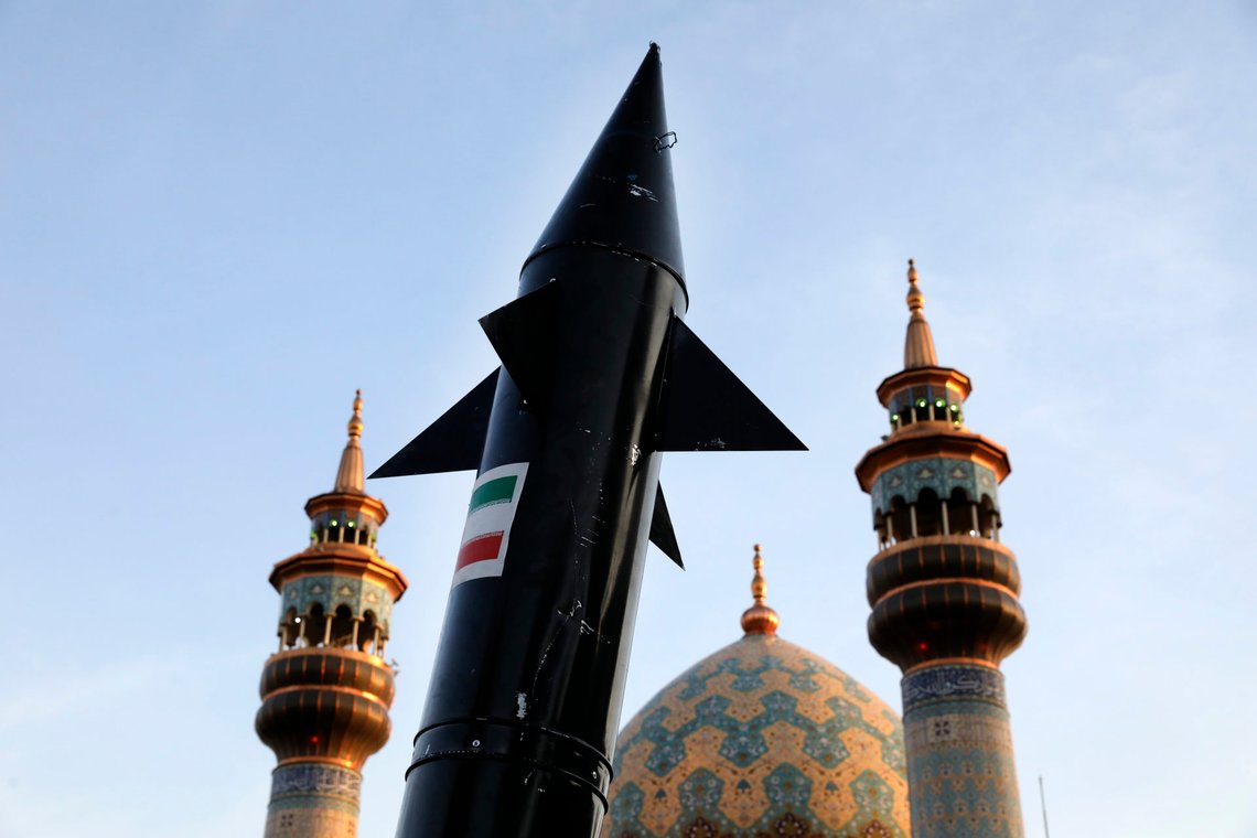 En modell av en missil bärs av iranska demonstranter under en anti-israelisk sammankomst vid Felestin (Palestina) Sq. i Teheran, Iran, måndagen den 15 april 2024. Foto: Vahid Salemi / AP Photo En modell av en missil bärs av iranska demonstranter under en anti-israelisk sammankomst vid Felestin (Palestina) Sq. i Teheran, Iran, måndagen den 15 april 2024. Foto: Vahid Salemi / AP Photo