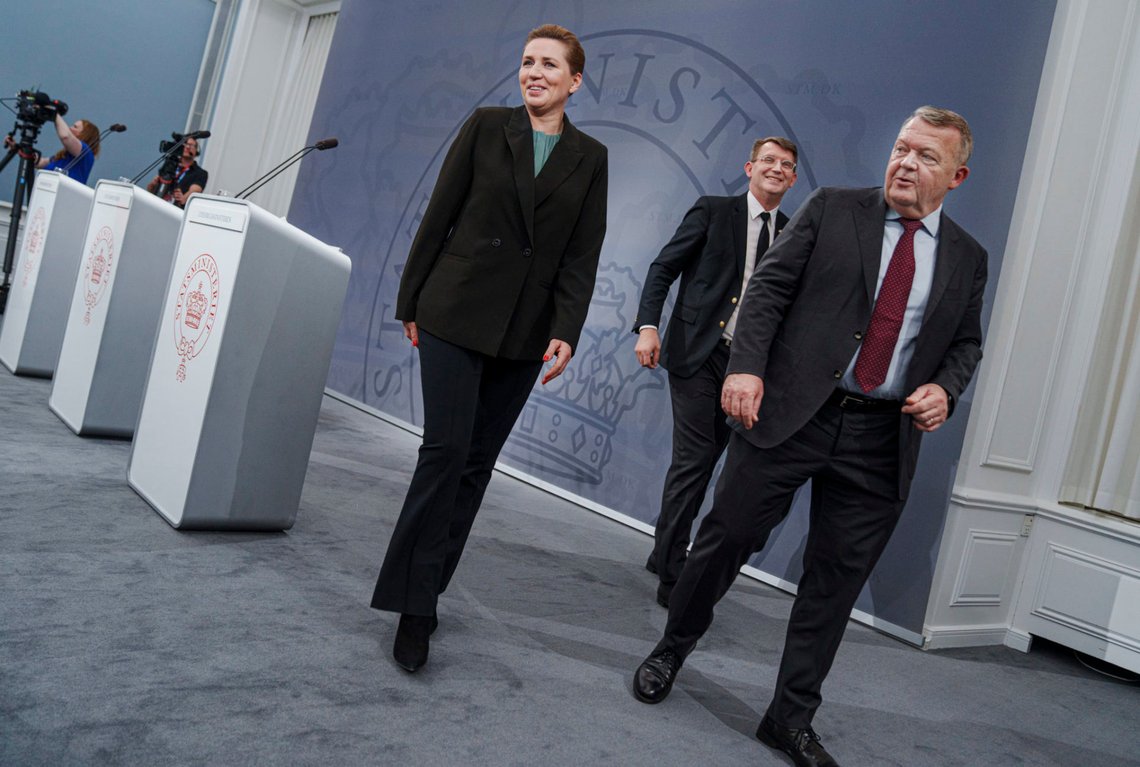 Danmarks statsminister Mette Frederiksen (S), vice statsminister och försvarsminister Troels Lund Poulsen (V) och utrikesminister Lars Løkke Rasmussen (M) under en presskonferens på Christiansborg i Köpenhamn den 13 mars 2024. Foto: Liselotte Sabroe / Ritzau Scanpix / NTB Danmarks statsminister Mette Frederiksen (S), vice statsminister och försvarsminister Troels Lund Poulsen (V) och utrikesminister Lars Løkke Rasmussen (M) under en presskonferens på Christiansborg i Köpenhamn den 13 mars 2024. Foto: Liselotte Sabroe / Ritzau Scanpix / NTB