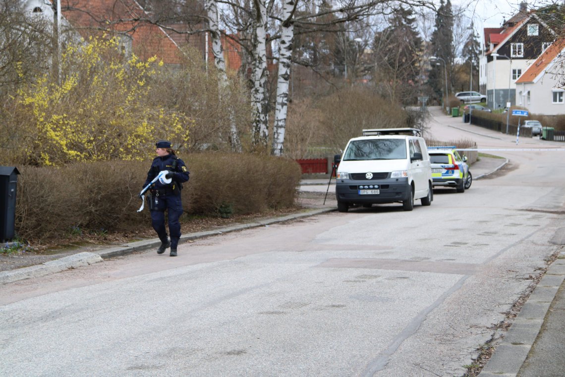 Polis arbetar på platsen efter att en misstänkt gärningsman sköts av polisen efter att ha attackerat tre äldre kvinnor i Västerås den 19 april 2024. Foto: Peter Arwidi / TT / NTB. Polis arbetar på platsen efter att en misstänkt gärningsman sköts av polisen efter att ha attackerat tre äldre kvinnor i Västerås den 19 april 2024. Foto: Peter Arwidi / TT / NTB.