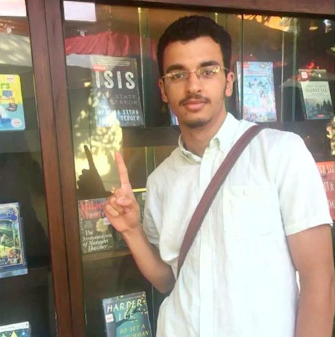 Salman Abedi demonstrerar sin lojalitet til IS. Salman Abedi demonstrerar sin lojalitet til IS.