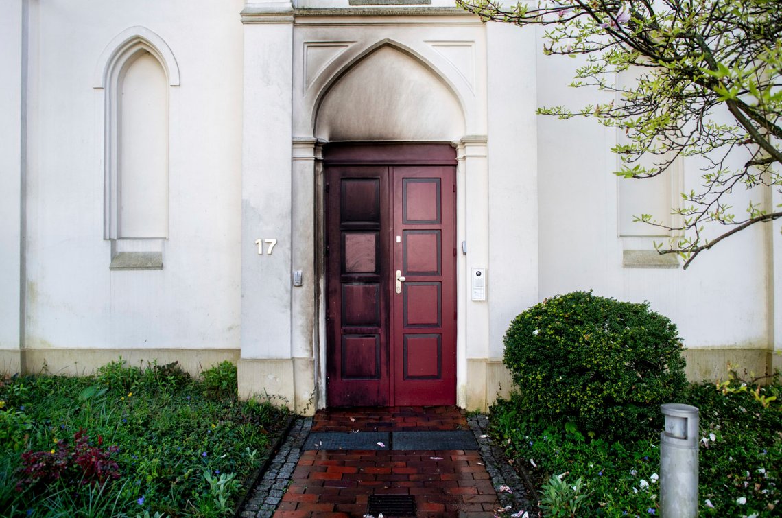 Spor etter brann på døren til en synagoge i Oldenburg i Tyskland den 5. april 2024. Foto: Hauke-Christian Dittrich / DPA via AP / NTB. Spor etter brann på døren til en synagoge i Oldenburg i Tyskland den 5. april 2024. Foto: Hauke-Christian Dittrich / DPA via AP / NTB.