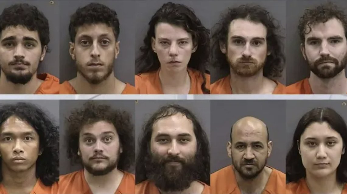 De tio demonstranter som greps på University of South Floridas campus identifierades som Adnan Elyaman, Anas Juma, Bailey Wagner, Cameron Pressey, Daniel Powell, Emmanuel Atmosfera, Jeff Geffon, Leonardo Tilelli, Atah Othman, Sarah Fayiz. Foto: Hillsborough County Sheriff's Office. De tio demonstranter som greps på University of South Floridas campus identifierades som Adnan Elyaman, Anas Juma, Bailey Wagner, Cameron Pressey, Daniel Powell, Emmanuel Atmosfera, Jeff Geffon, Leonardo Tilelli, Atah Othman, Sarah Fayiz. Foto: Hillsborough County Sheriff's Office.