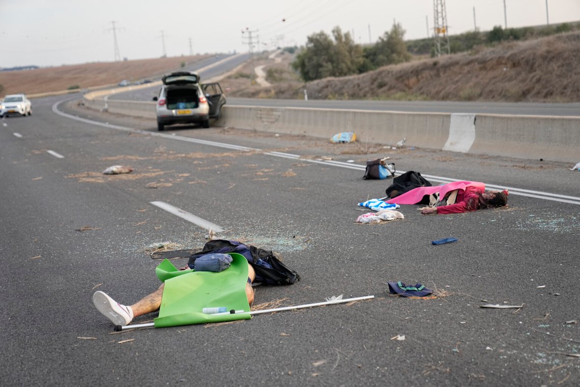 Israeler dödade av Hamas-terrorister ligger på vägen nära Sderot, Israel, den 7 oktober 2023. Foto: Ohad Zwigenberg / AP Photo Israeler dödade av Hamas-terrorister ligger på vägen nära Sderot, Israel, den 7 oktober 2023. Foto: Ohad Zwigenberg / AP Photo