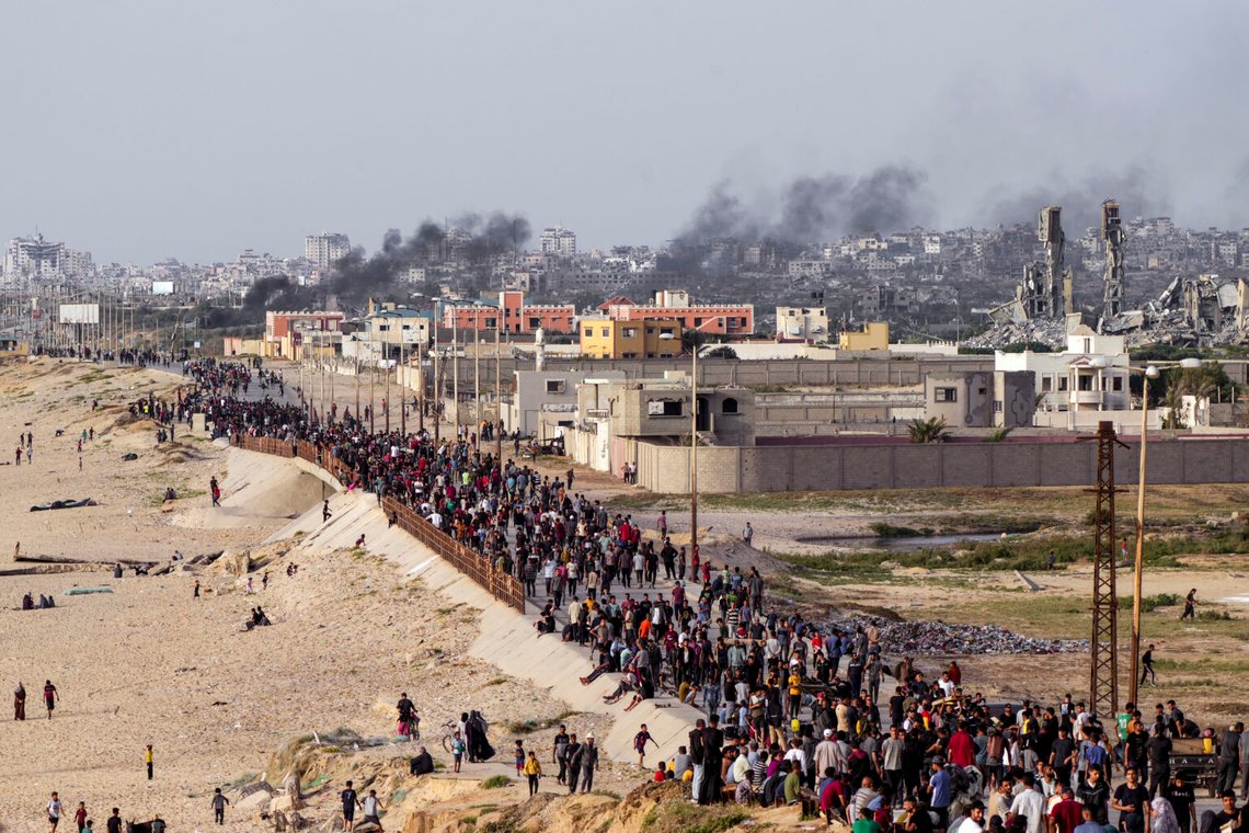 Palestinier väntar på att hjälplastbilar ska passera i centrala Gazaremsan söndagen den 19 maj 2024. Foto: Abdel Kareem Hana / AP Photo Palestinier väntar på att hjälplastbilar ska passera i centrala Gazaremsan söndagen den 19 maj 2024. Foto: Abdel Kareem Hana / AP Photo