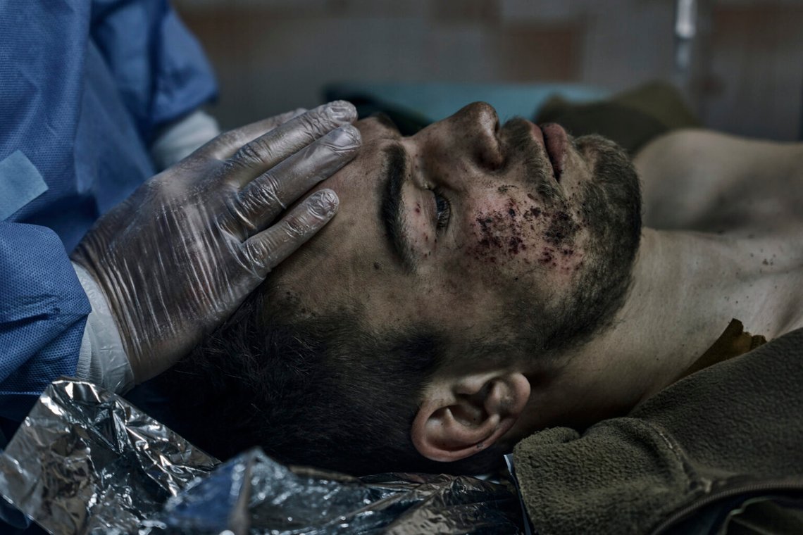 Militärläkare ger första hjälpen till en soldat som skadats i ett slag i Bakhmut, Donetsk-regionen, Ukraina, söndagen den 9 april 2023. Foto: AP Photo / Libkos Militärläkare ger första hjälpen till en soldat som skadats i ett slag i Bakhmut, Donetsk-regionen, Ukraina, söndagen den 9 april 2023. Foto: AP Photo / Libkos
