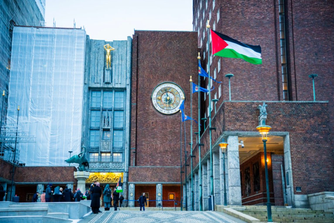 Den palestinska flaggan hissades på borggården utanför rådhuset i Oslo den 29 november 2023. Foto: Ole Berg-Rusten / NTB Den palestinska flaggan hissades på borggården utanför rådhuset i Oslo den 29 november 2023. Foto: Ole Berg-Rusten / NTB