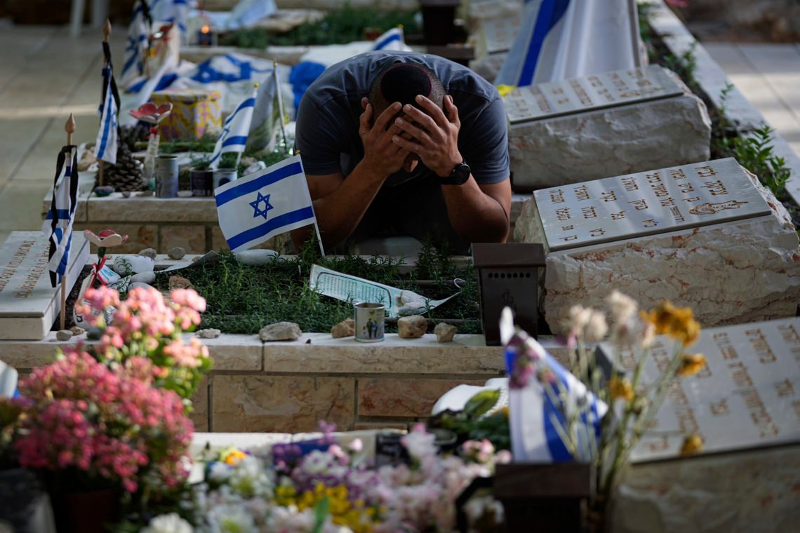 En man besöker en stupad soldats grav inför Israels årliga minnesdag på Mount Herzl militärkyrkogård i Jerusalem, torsdagen den 9 maj 2024. Foto: Ohad Zwigenberg / AP Photo En man besöker en stupad soldats grav inför Israels årliga minnesdag på Mount Herzl militärkyrkogård i Jerusalem, torsdagen den 9 maj 2024. Foto: Ohad Zwigenberg / AP Photo