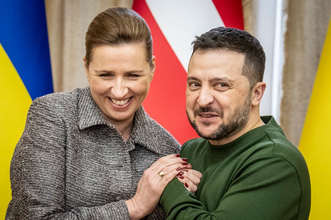 Danmarks premiärminister Mette Frederiksen (S) och Ukrainas president Volodymyr Zelenskyj skriver under ett avtal om säkerhetsåtaganden som säkerställer att militärt stöd fortsätter till Ukraina, Potocki-palatset i Lviv, 23 februari 2024. Foto: Mads Claus Rasmussen / Ritzau Scanpix Danmarks premiärminister Mette Frederiksen (S) och Ukrainas president Volodymyr Zelenskyj skriver under ett avtal om säkerhetsåtaganden som säkerställer att militärt stöd fortsätter till Ukraina, Potocki-palatset i Lviv, 23 februari 2024. Foto: Mads Claus Rasmussen / Ritzau Scanpix